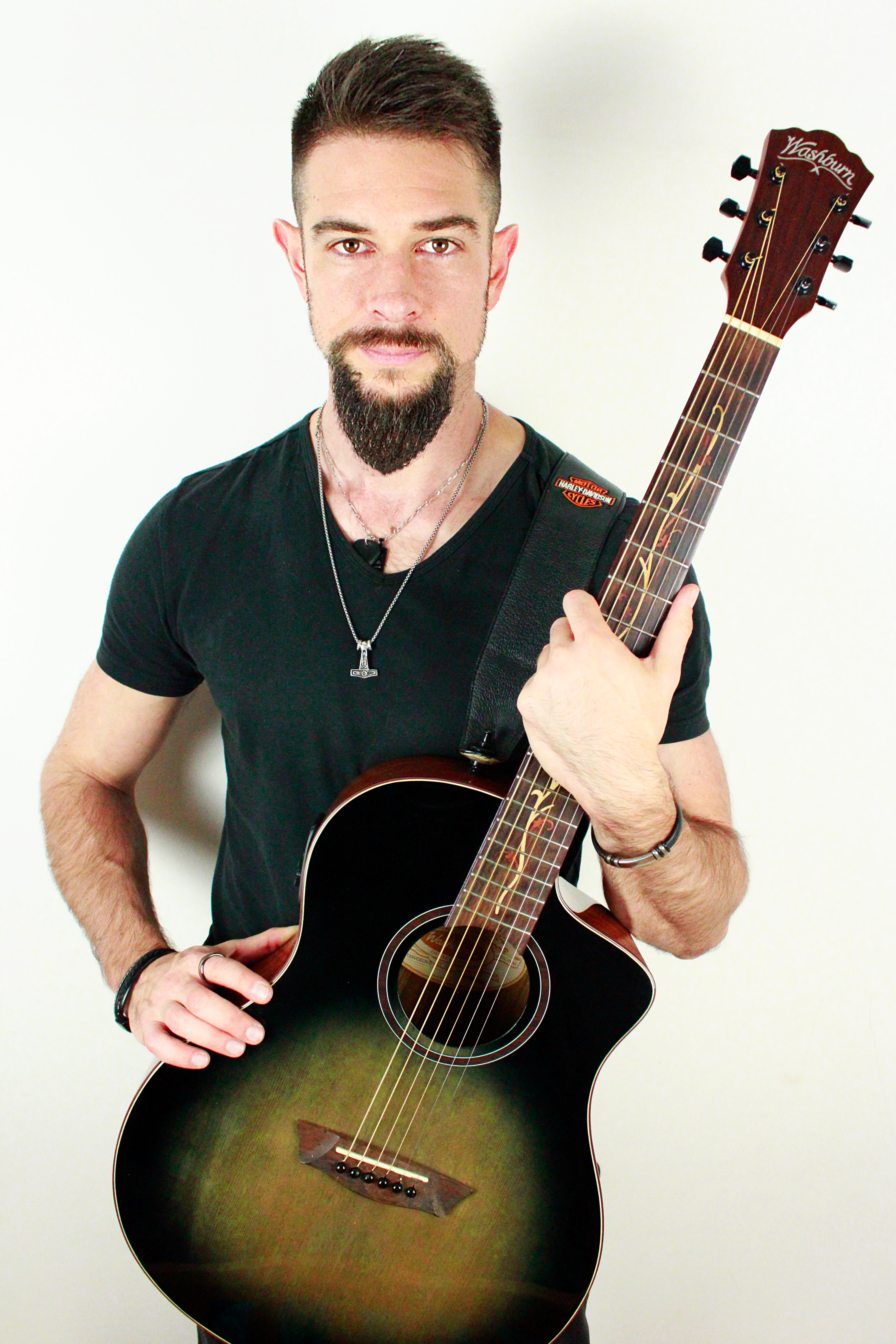 guitariste tenant une guitare acoustique Washburn